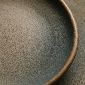 Pin co seramik tabak üzerindeki mat sır yüzeyinin yakın planı