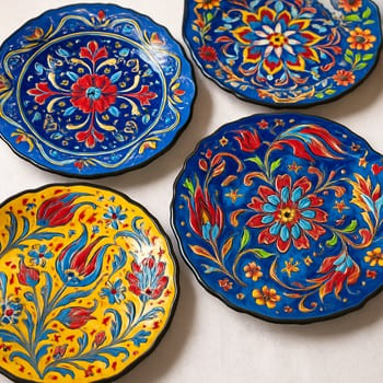 Parlak sırla kaplı desenli seramik tabaklar