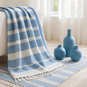 Ege kıyılarını hatırlatan mavi beyaz tekstil ve dekor seti