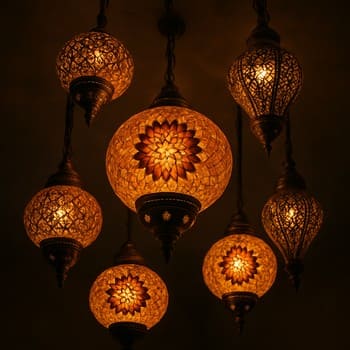 Farklı boyutlarda tavan lambalarından oluşan grup