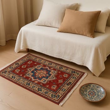 Misafir odasında yatak ucu kilimi ve yastıklarla hazırlanmış paket