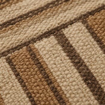 Zemin katmanı için kullanılan nötr renkli kilim detayı