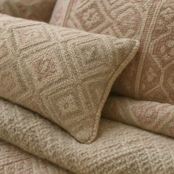 Orta ton katmanında kullanılan yastık ve plaid detayları