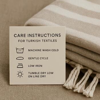 Yumuşak dokulu kilim ve yastıkların yanında duran küçük bakım kartı