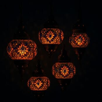 Loş ortamda parlayan cam mozaik Türk lambaları