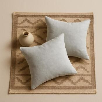 Yumuşak tonlarda kilim, yastık ve küçük vazo kombinasyonu