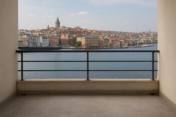 Dekor yapılmadan önce sade İstanbul balkonu