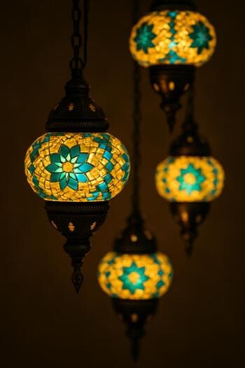 Yumuşak sarı ve turkuaz ışık yayan el yapımı cam mozaik Türk lambaları