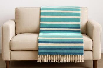 Ege stili çizgili ince throw battaniyeler ve nötr kanepeler