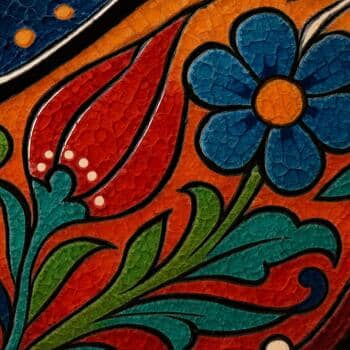 Türk seramik kâsenin parlak sır detayına yakın çekim